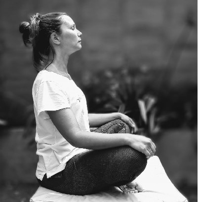 Mujer meditando en blanco y negro